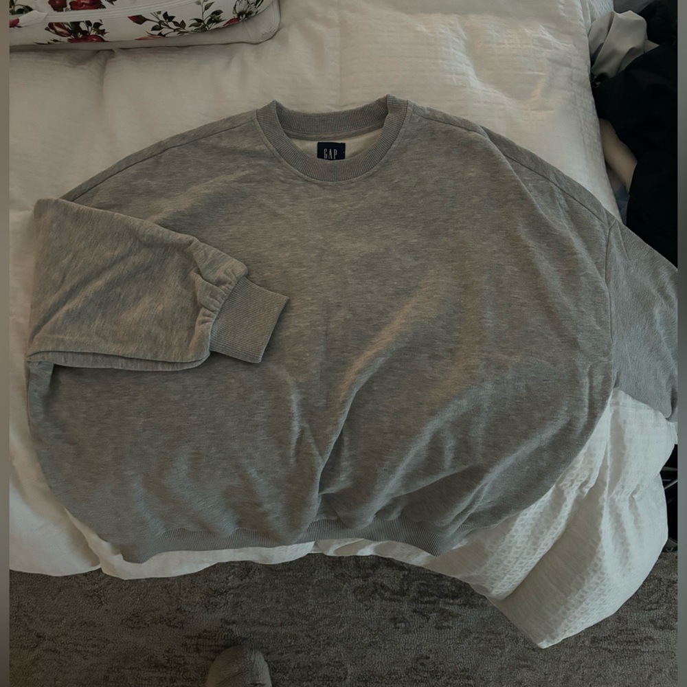Gap maternity grey crew neck sweatshirt, sz Med.